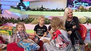 VIDEO Ce mama este Mihaela Cernea! Le cumpara pistoale si sabii copiilor ca sa se bata!