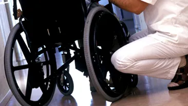 Barbat imobilizat in scaun cu rotile, intoxicat cu fum dupa ce garsoniera i-a luat foc