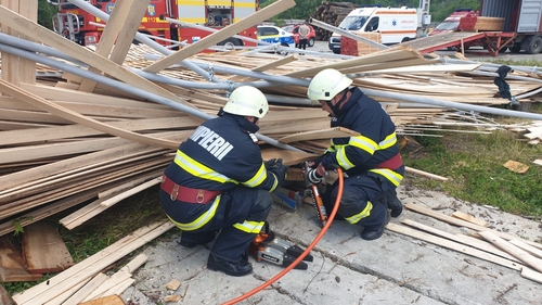 Accident cumplit într-o fabrică din Prahova. Patru persoane au fost prinse sunt o schela prăbușită