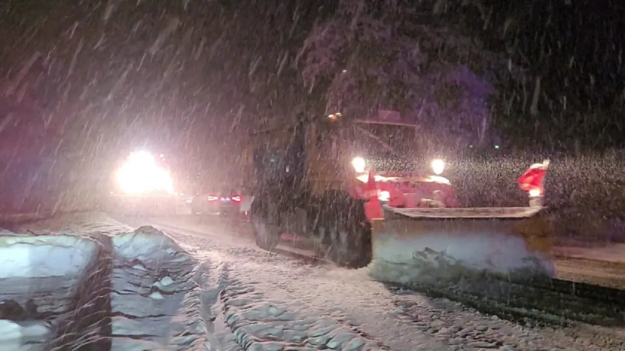 Iarna ne-a lovit subit, din plin! Autoritățile au apelat inclusiv la utilajele pentru deszăpezire