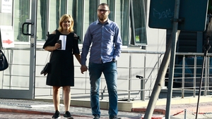 Cum am filmat-o pe prezentatoare şi pe soţul ei după ce au părăsit clinica medicală. Însărcinată în luna a şaptea, Simona Gherghe a ajuns la doctor!