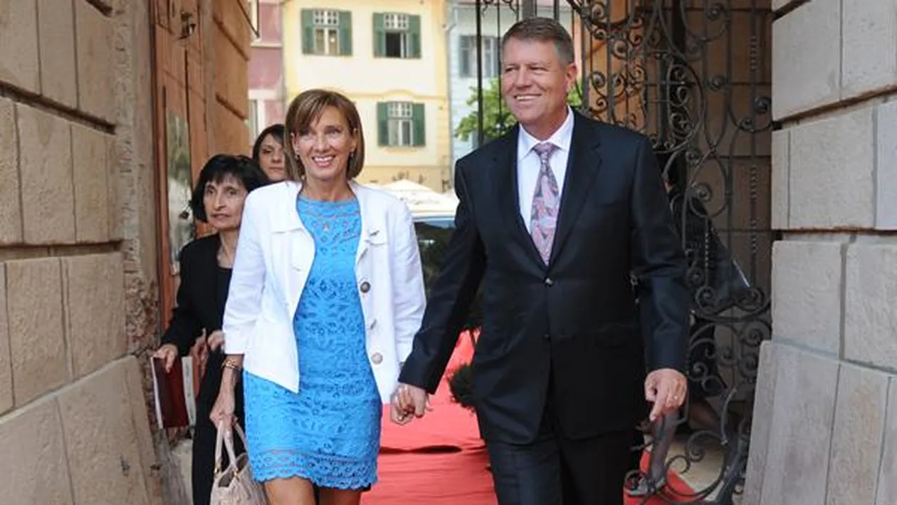 Carmen și Klaus Iohannis au participat la slujba de Înviere la Sibiu. Cum s-a îmbrăcat prima doamnă