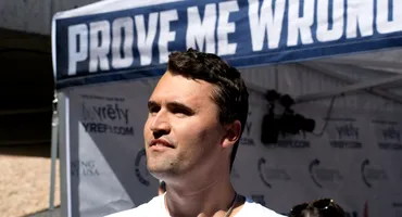 Înmormântarea lui Charlie Kirk se pregătește: trupul la fost dus în Arizona cu Air Force 2, alături de soție. Donald Trump va participa