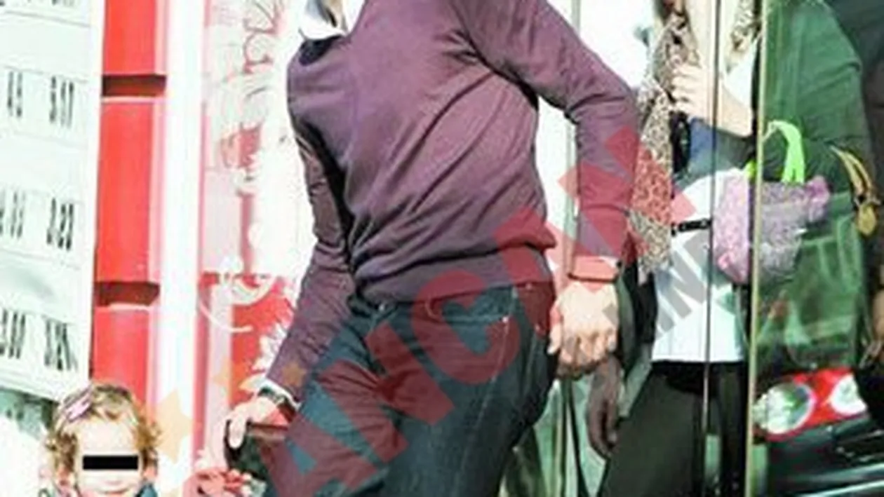 A defilat cu fetita lui pe strazile Bucurestiului