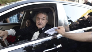 Polițiștii au deschis dosar penal după ce un bărbat a făcut scandal în fața casei lui Gigi Becali