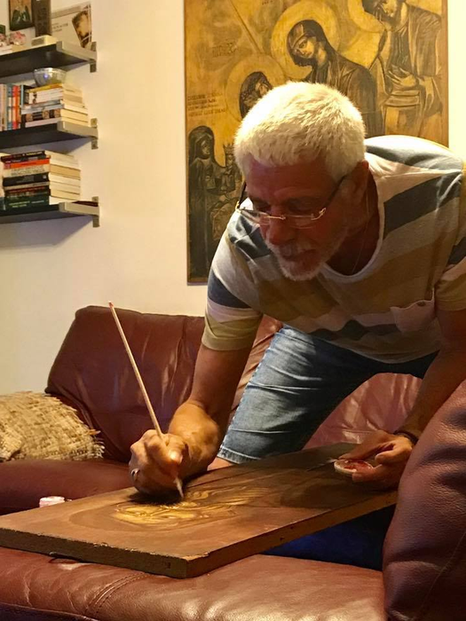 Gheorghe Visu pictează icoane