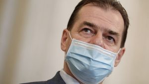 FOTO | Ludovic Orban, fotografiat în timp ce fuma cu masca de protecție sub bărbie!