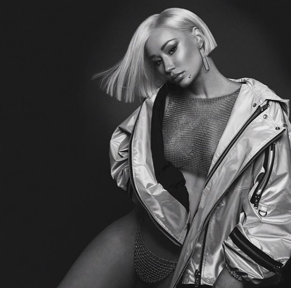 Iggy Azalea a pozat complet goală! Internauții au luat-o razna