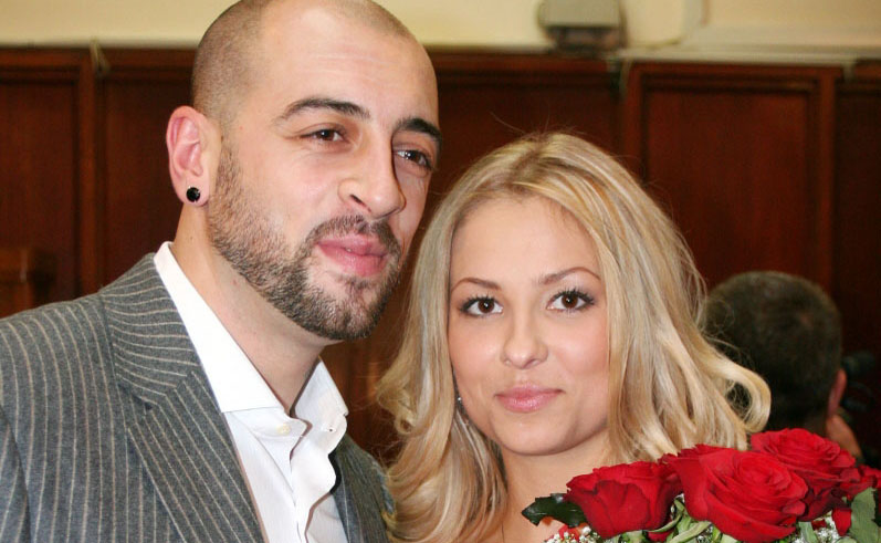 Edi Andreianu (CRBL), componentul trupei SIMPLU,  si coregrafa Elena Viscu pozeaza dupa cununia civila, in Pitesti, duminica, 28 septembrie 2008. Edi Andreianu (CRBL) s-a cununat civil cu Elena Viscu. STEFAN BIRLODEANU / MEDIAFAX FOTO