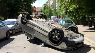 Accident spectaculos în București! Un șofer a reușit să se răstoarne cu mașina, în mijlocul străzii! Imagini incredibile