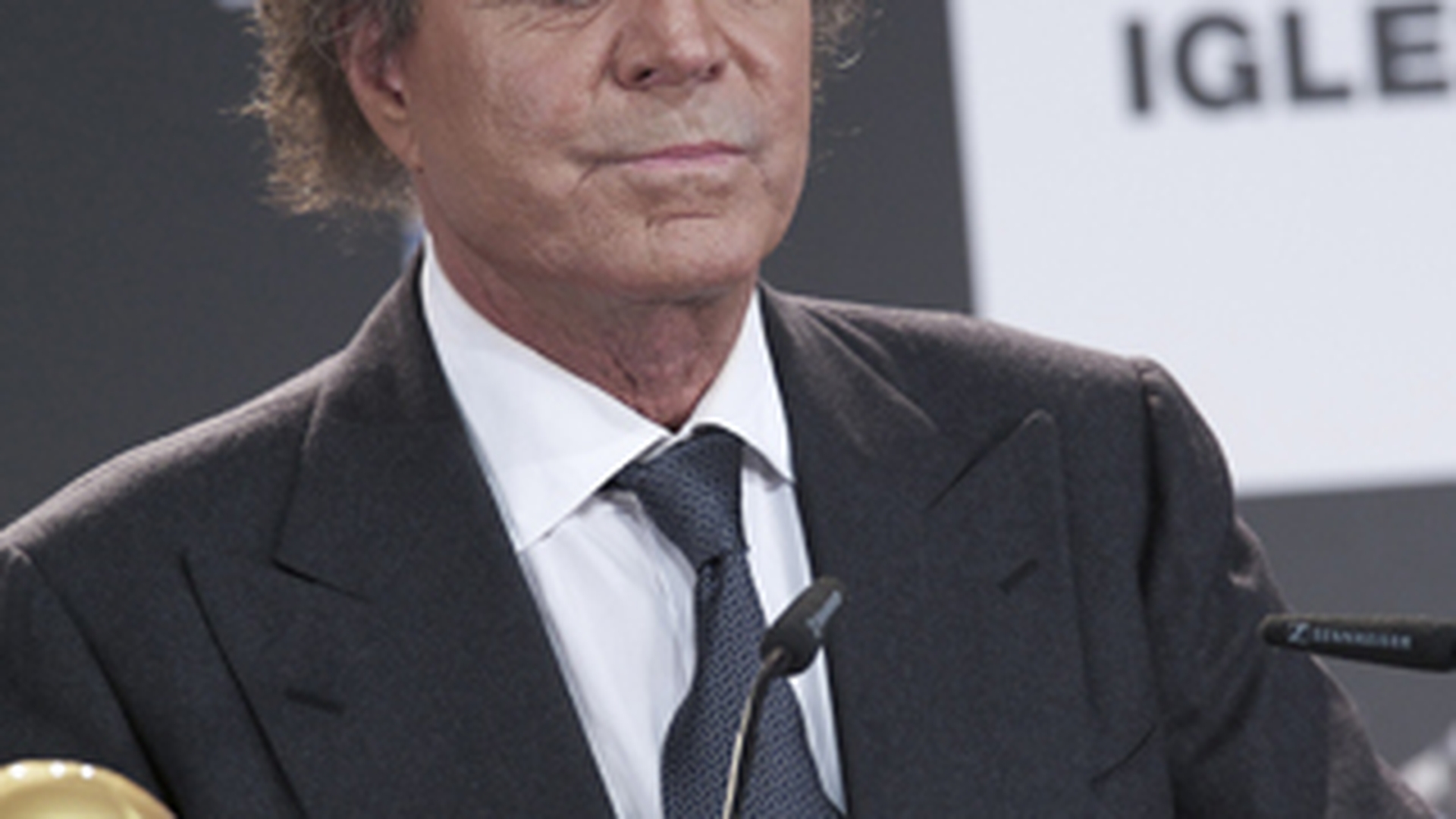 Sfarsitul unei epoci. Julio Iglesias s-a "pensionat"! Vezi imagini de la ultima lui aparitie publica