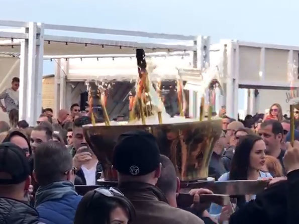 CANCAN.ro a transmis LIVE de la evenimentul anului! S-a deschis cea mai mare şi mai scumpă şampanie comandată în România: dinozaurul rose de 9 litri!