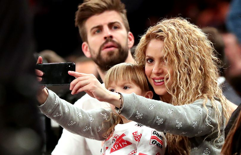 Shakira și Pique isi tin fanii cu sufletul la gura
