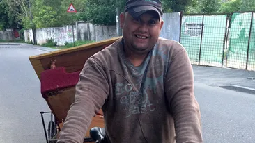 S-a intamplat in Bucuresti! Mesajul ULUITOR afisat de acest barbat pe bicicleta. Daca esti femeie, sigur o sa vrei sa-l cunosti