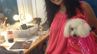 Adelina Pestritu si-a asortat rochita cu geanta in care-si poarta cateaua! Uite ce pink e look-ul ei!