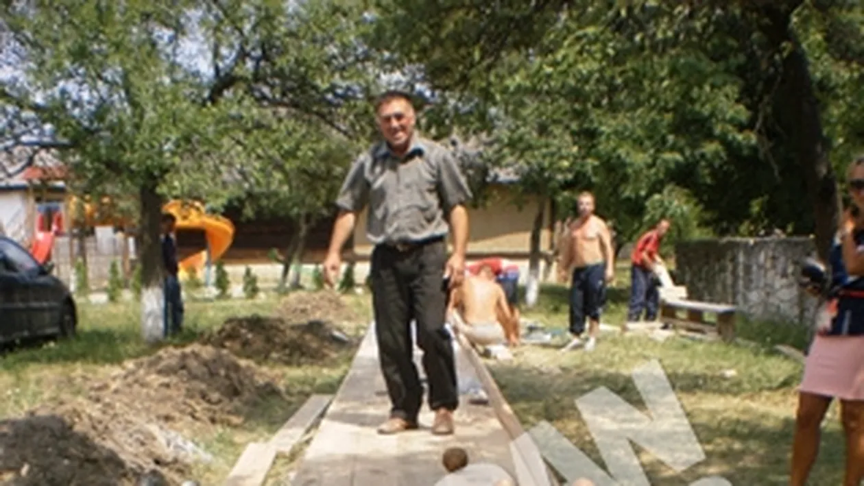 La Arges s-a reconstruit o popicarie ca acum o suta de ani! Piesele si bila sunt scupltate in lemn de stejar