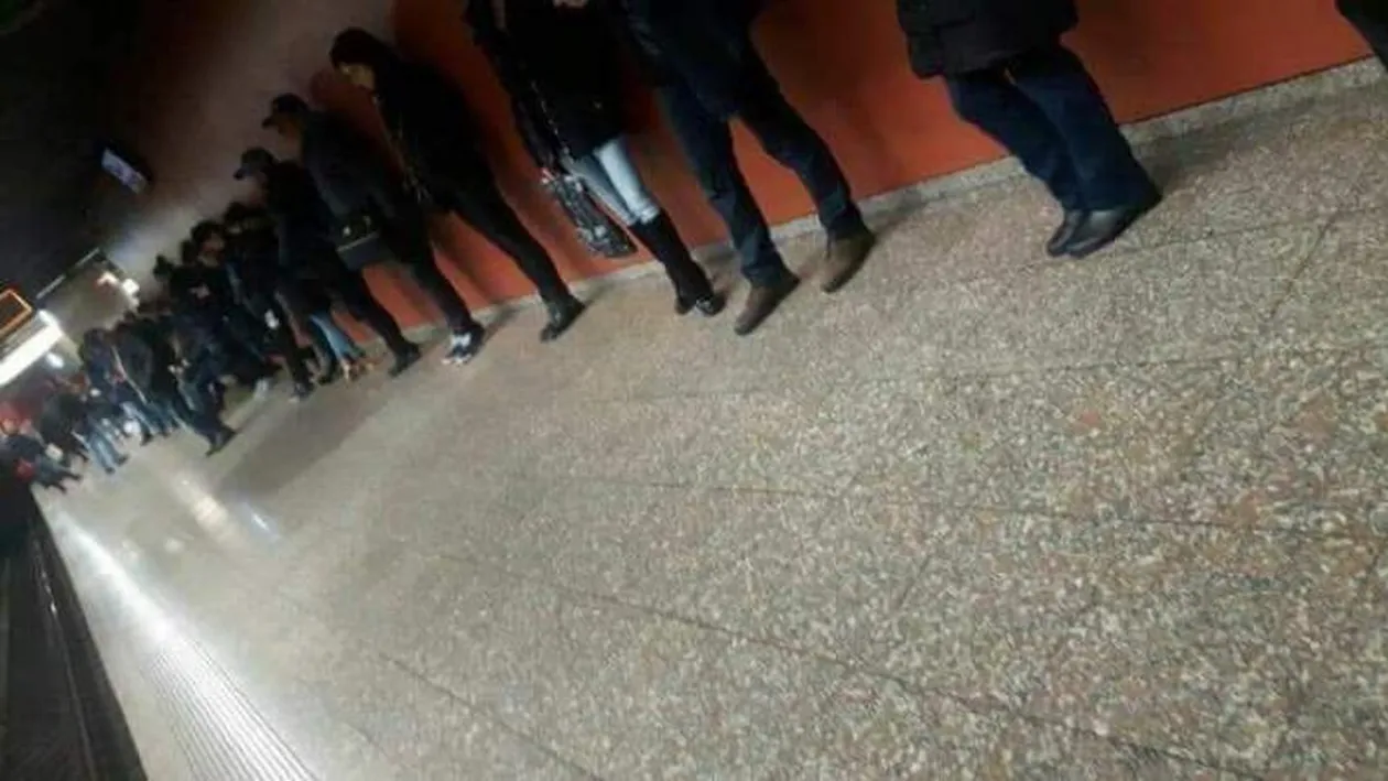 Imaginea zilei!  Cum aşteaptă bucureştenii metroul, după ultimele evenimente care au şocat ţara
