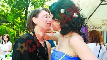 Andreea Marin si Daniela Nane, sarut ca la Hollywood