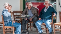 Tot mai mulți pensionari dintr-o țară din Europa renunță să-și încaseze pensia. Care este motivul