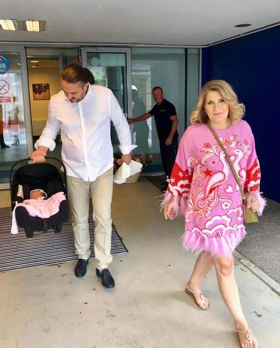 Sergiu Constantinescu și-a luat astăzi comorile acasă! Sandra Stoicescu și fiica ei au avut ținute roz