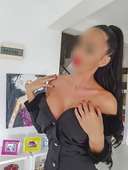 Ispita de la "Insula iubirii" care e acuzată că și-a vândut trupul cu 300€/oră!