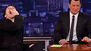 John Cusack a tras o dusca de dezinfectant de maini, in direct la TV