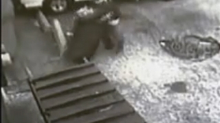 VIDEO Nici hotii nu mai sunt ce-au fost! Doi americani au furat doua tomberoane cu par uman
