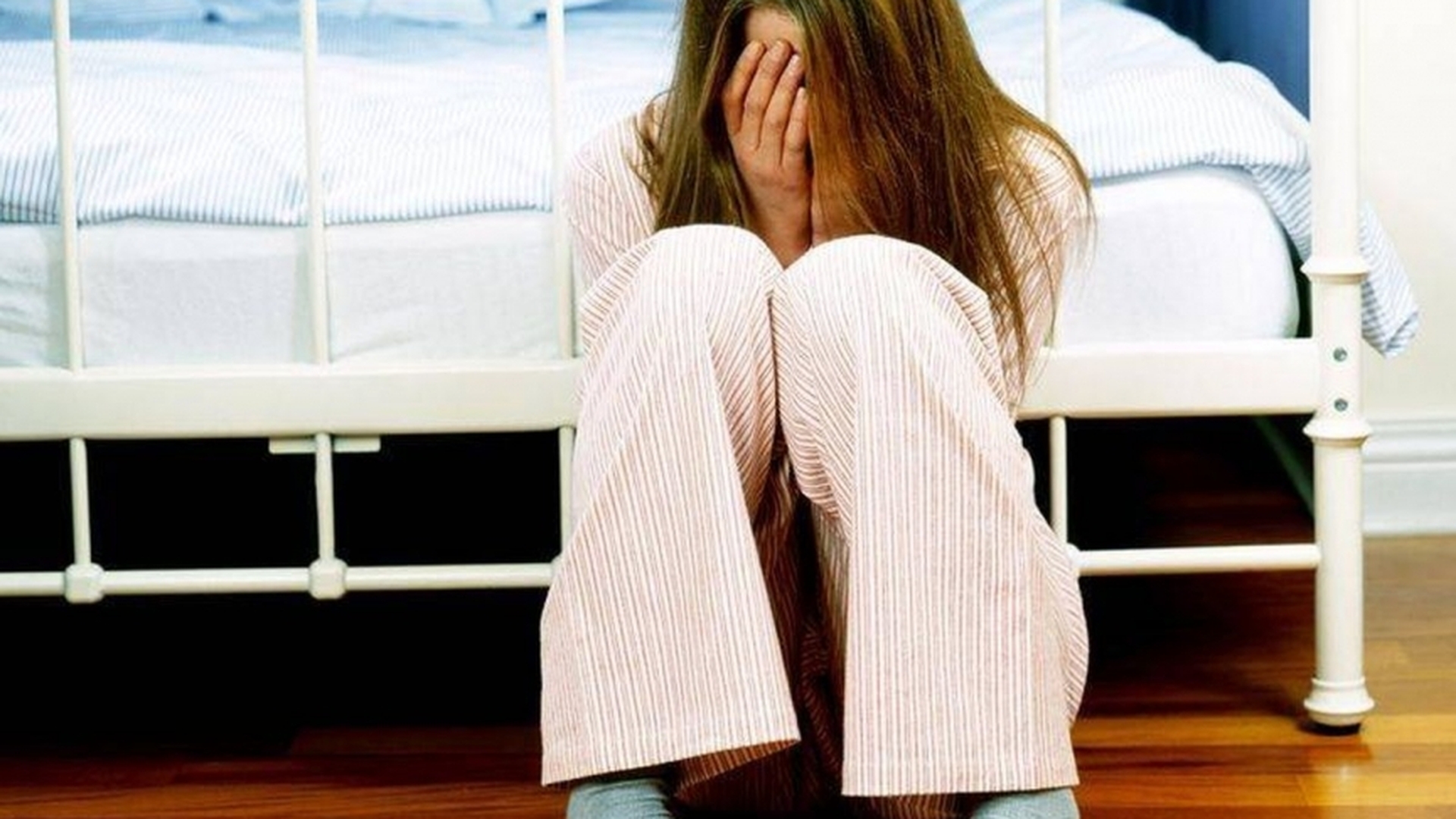 Un bărbat şi-a ţinut fiica pe balcon şi a violat-o, iar judecătorii l-au lăsat liber!