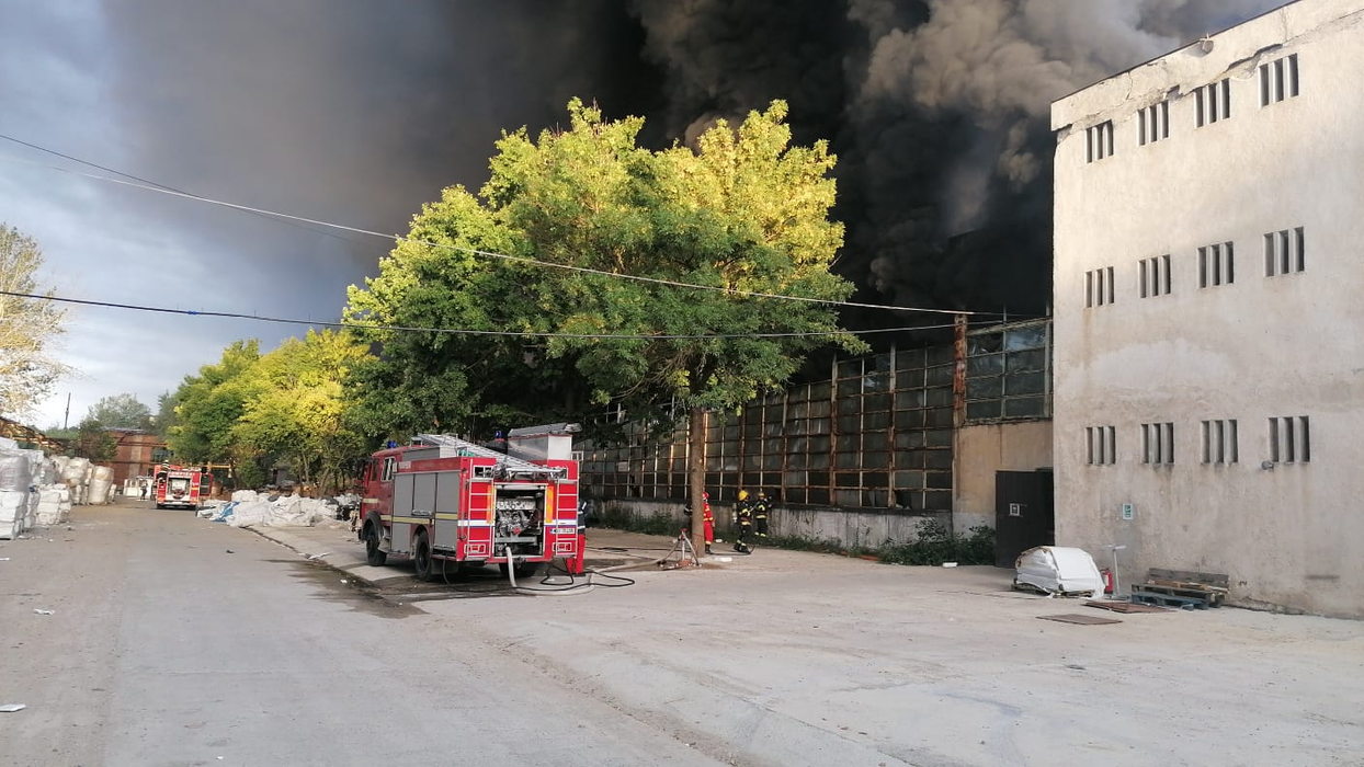 Incendiu de proporții la o fabrică de polistiren din Dâmboviţa. Autoritățile au emis mesaj Ro-Alert