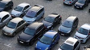 Șoferii care pot avea loc de parcare cu doar 60 de lei pe lună. Unde se află și cum se plătește