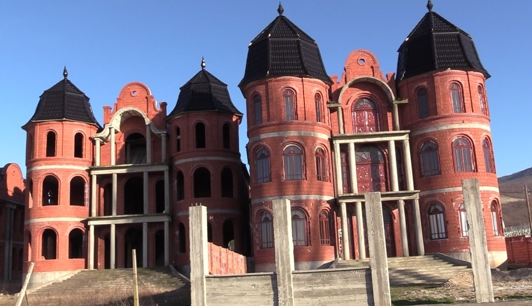 Palatele ţigăneşti sunt lipite unul de celălalt