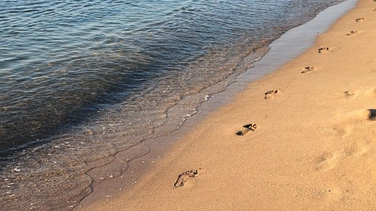 ”Călătorie” prin deșert!? Câte minute faci, de fapt, până la mare de pe plaja din Mamaia. Un turist a cronometrat ”traseul”