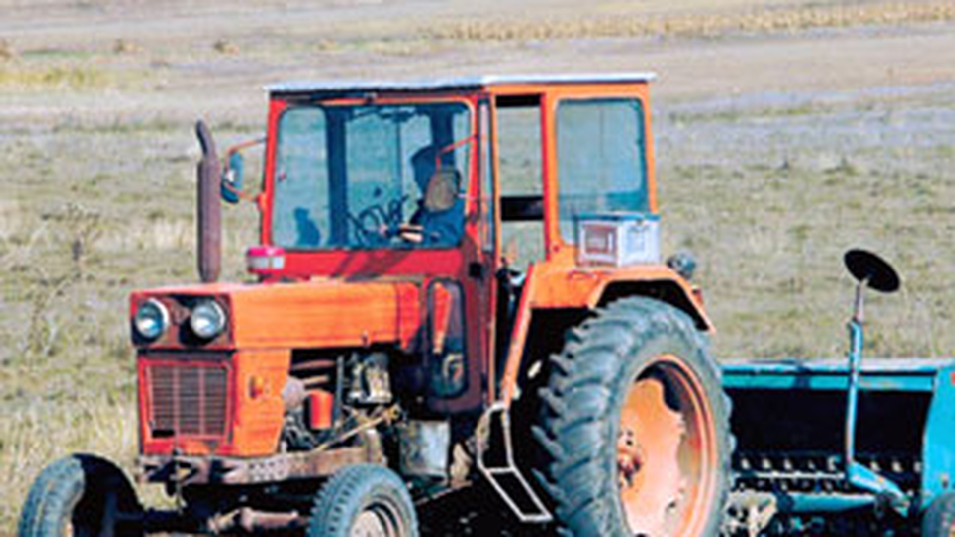 Moarte cumplita pentru un barbat din Salaj! S-a rasturnat tractorul peste el