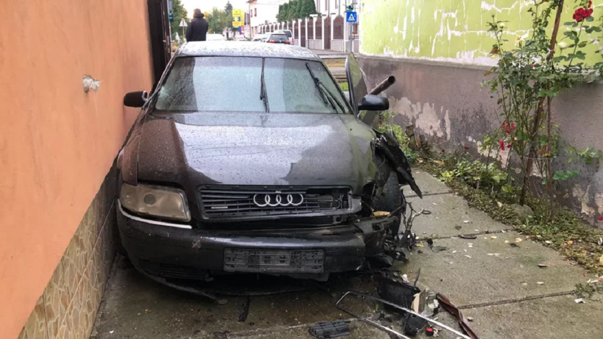 Caz șocant în Arad! O bătrână s-a trezit cu o mașină avariată în curtea casei. Șoferul este căutat de poliție