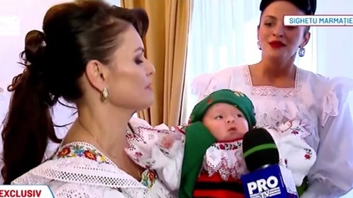 VASILICĂ CETERAŞU îşi botează fiica, naş e Nea MĂRIN. Primele imagini 