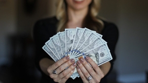 Vești bune pentru români. Parlamentul a aprobat o nouă lege prin care cresc salariile cu 50%. Sunt vizați angajații din acest domeniu