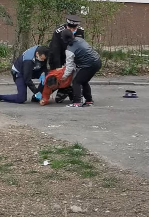 Un angajat al Primăriei Bacău a fost încătușat! Ce nereguli au descoperit polițiștii în declarația pe propria răspundere