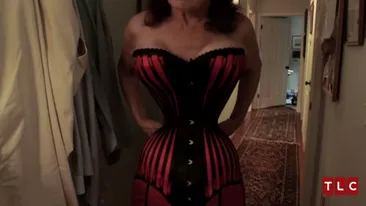 Fa cunostinta cu Cathie, femeia care timp de 35 de ani si-a sugrumat talia ca sa arate asa! Are 38 cm in talie si ii ia 2 ore sa se incorseteze VIDEO