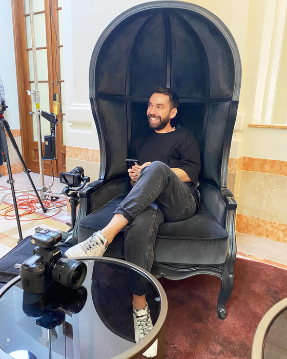 Adonis Enache: "Și chiar dacă mi-ar fi zis un vânzător, nu mă simt mai presus de nimeni, doar că mi se pare ciudat să faci asta în fața clienților, în fața celorlalți. Și mi se pare ciudat să faci asta, având în vedere că mergeam acolo cam o dată pe lună!"