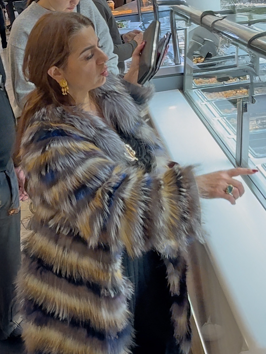“Dușmanul din umbră” al clanului Pian și Vrăjitoarea Vanessa și-au făcut “ritualul” printre vitrine. Toți ochii pe ei!