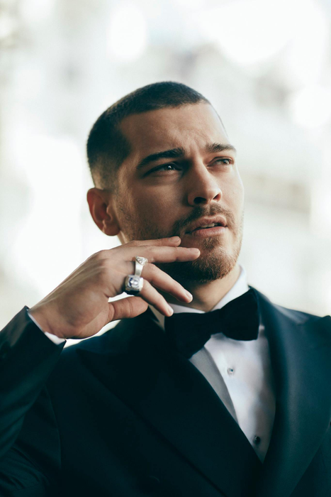 Cagatay Ulusoy, cunoscut publicului din România din serialul “Yaman”, difuzat de Kanal D, a făcut o schimbare radicală de look pentru un nou rol!