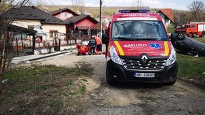 Grav accident în Argeș. O mașină s-a răsturnat, iar șoferul a fost proiectat în afara autoturismului
