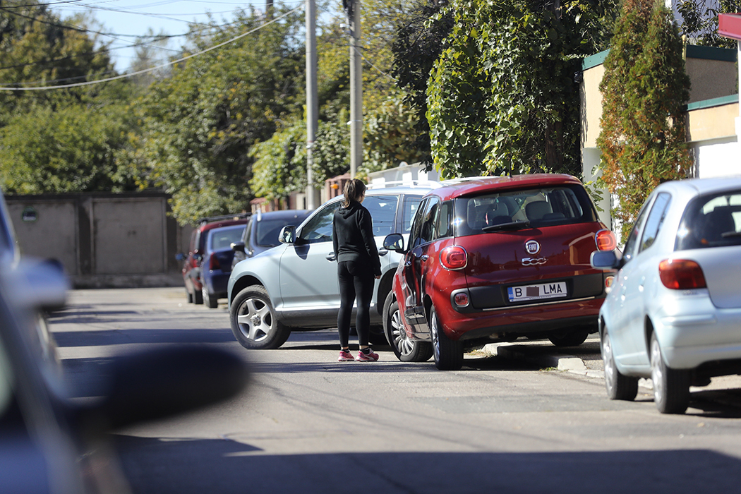 Fiica lui Lăcătuş a parcat şi îşi aşteaptă tatăl să coboare din maşină