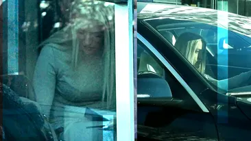 Iuliana Pepene o face pe bani, nu pe barter! Sexy-știrista de la Antena 1 nu se poate abține nici măcar în trafic!