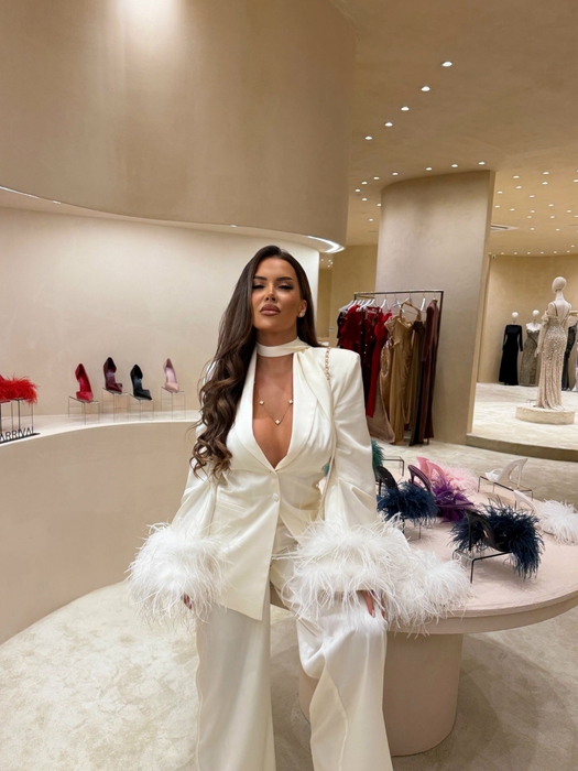 Andra Volos a spart pușculița pentru nuntă! Sandalele de mireasă costă cât o mașină second-hand
