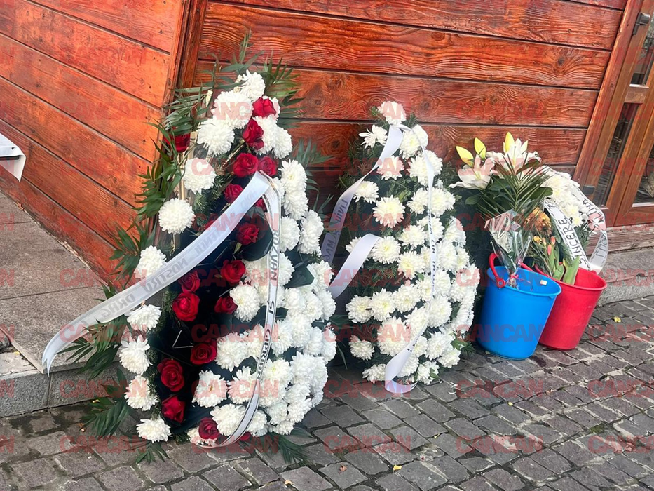 Sfâșietor! Ce scrie pe coroanele funerare aduse de apropiații lui Artan la capela Bisericii Pogorarea Sfântului Duh Titan