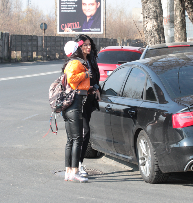 Bruneta a mers la clinică alături de o prietenă