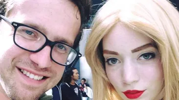 Povestea emoționantă a celor doi tineri din imagine. Cum au ajuns să se îndrăgostească, pe patul de spital