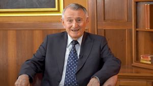 Dr. Virgiliu Stroescu avertizează: Românii mănâncă greșit fructele. Ce se întâmplă și cum trebuiesc mâncate