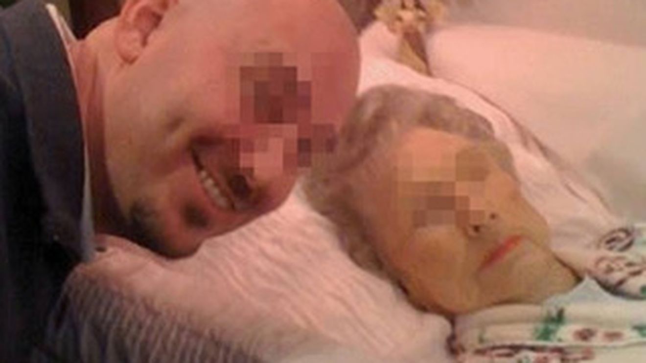 Fotografia care a socat Facebook-ul! Un dement s-a pozat zambind cu gura pana la urechi alaturi de bunica moarta